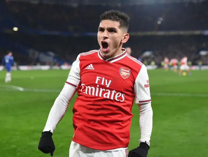 Framed Print : Torreira and Bellerin's Unforgettable Goal Celebration: Arsenal's Victory Moment at Stamford Bridge (2019-20)