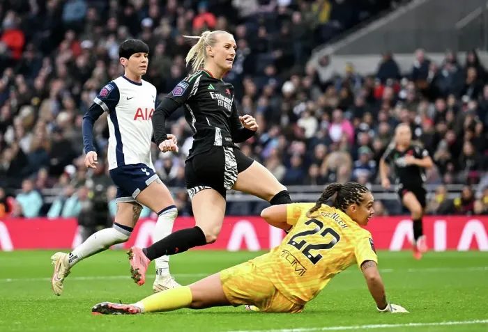 Framed Print : Tottenham Hotspur v Arsenal - Barclays Women's Super League