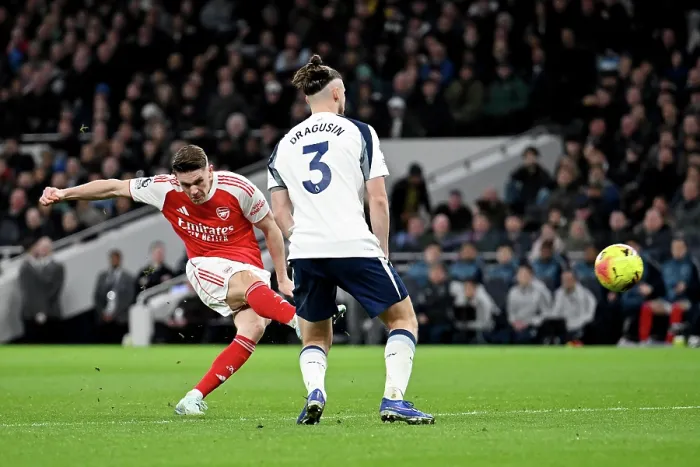 Framed Print : Tottenham Hotspur v Arsenal - Premier League