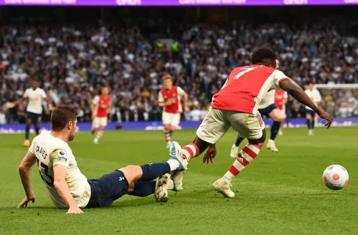 Framed Print : Tottenham vs Arsenal: Bukayo Saka Fouled by Ben Davies in Intense Premier League Clash (2021-22) Framed Print : Tottenham vs Arsenal: Bukayo Saka Fouled by Ben Davies in Intense Premier League Clash (2021-22)