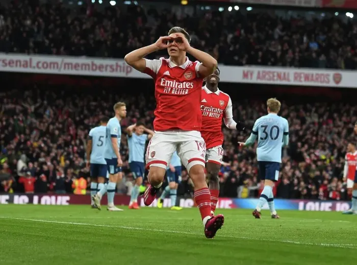 Framed Print : Trossard Stuns Brentford: Dramatic Equalizer for Arsenal in Premier League Clash