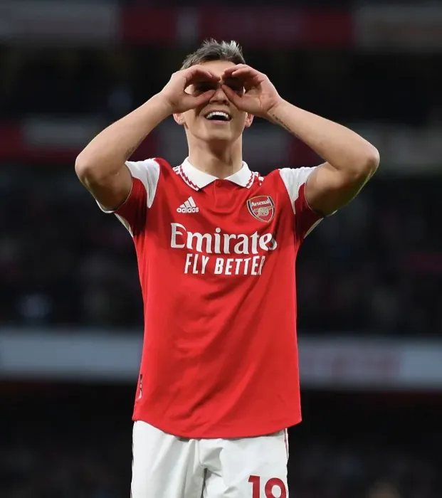 Framed Print : Trossard's Thriller: Arsenal's Exhilarating Win Against Brentford in the Premier League 2022-23