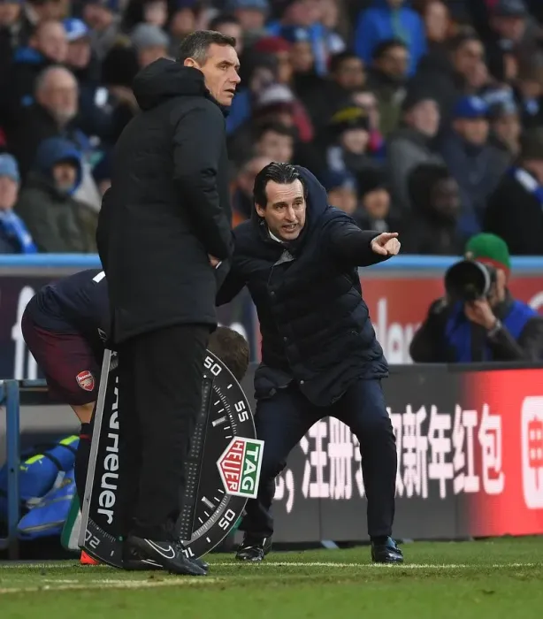 Framed Print : Unai Emery and Andre Marriner During Huddersfield vs Arsenal Premier League Match Framed Print : Unai Emery and Andre Marriner During Huddersfield vs Arsenal Premier League Match