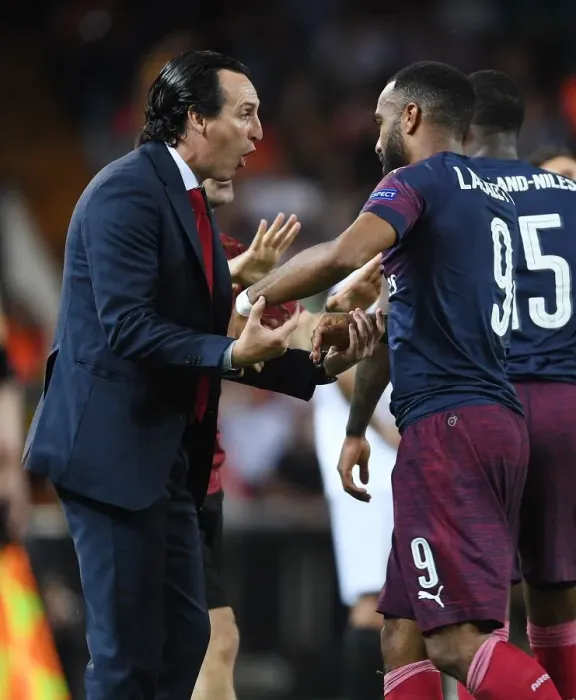 Framed Print : Unai Emery Coaches Alex Lacazette in Arsenal's UEFA Europa League Semi-Final Showdown with Valencia