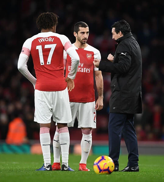 Unai Emery Coaches Iwobi and Mkhitaryan During Arsenal's Clash Against Huddersfield Town (2018-19)