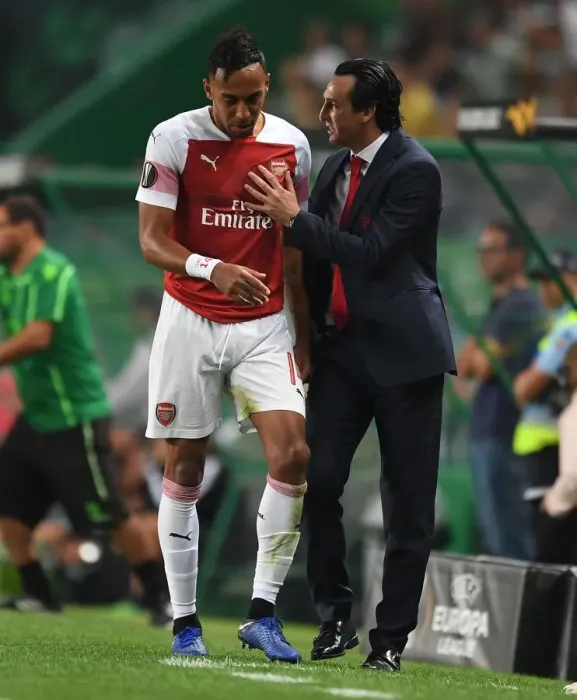 Framed Print : Unai Emery Consults with Aubameyang during Arsenal's Europa League Match