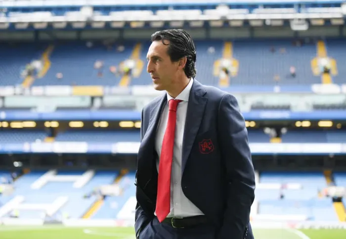 Framed Print : Unai Emery Inspects Stamford Bridge Pitch Before Chelsea vs Arsenal (2018-19) Framed Print : Unai Emery Inspects Stamford Bridge Pitch Before Chelsea vs Arsenal (2018-19)