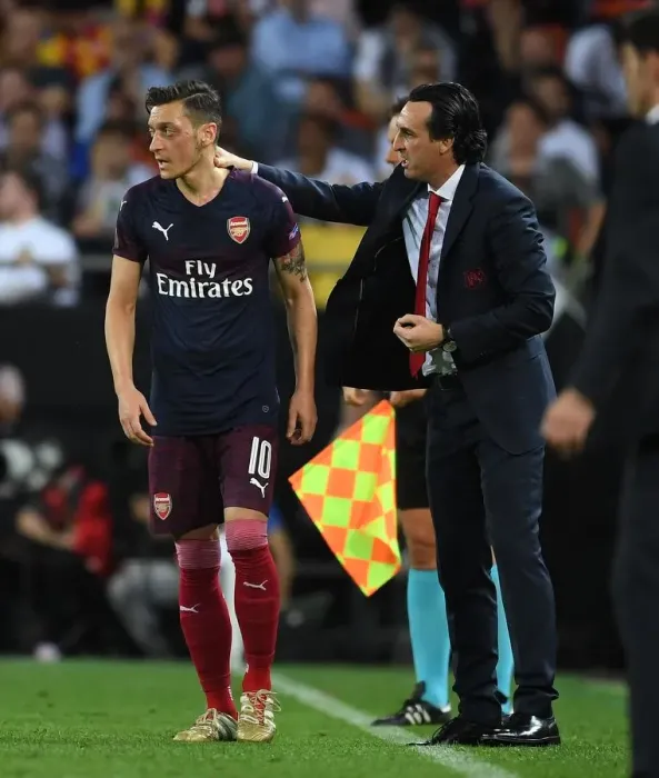 Framed Print : Unai Emery and Mesut Ozil: Arsenal's Europa League Semi-Final Showdown in Valencia
