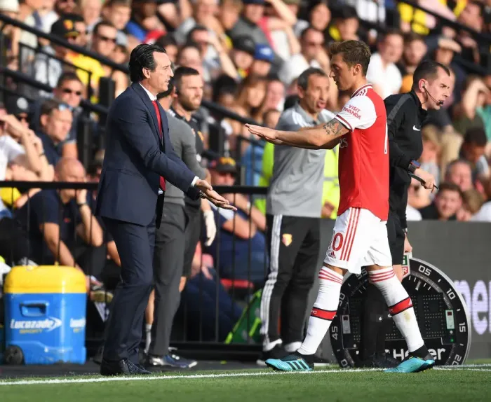 Framed Print : Unai Emery and Mesut Ozil: Post-Substitution Moment at Watford vs Arsenal (2019-20)