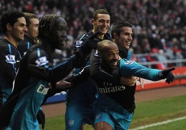 Unforgettable Moment: Henry and van Persie's Euphoric Celebration After Arsenal's Victory Over Sunderland (11 / 2 / 12)