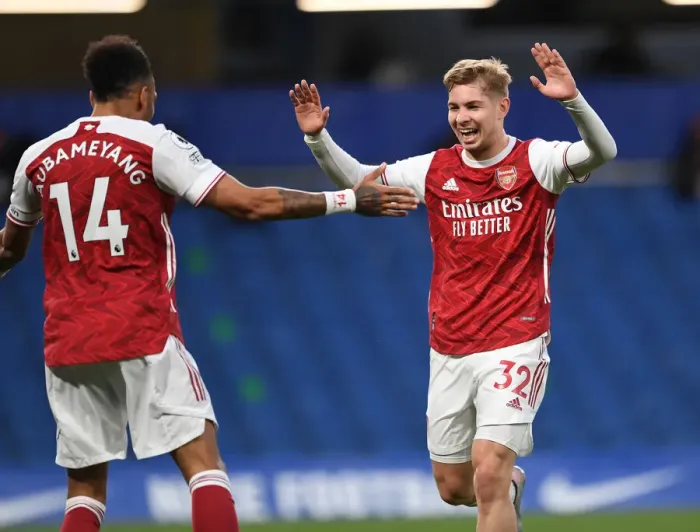Framed Print : Unstoppable Arsenal Duo: Smith Rowe and Aubameyang Celebrate Goal at Empty Stamford Bridge, 2021 Premier League