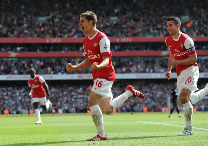 Framed Print : Unstoppable Arsenal: Ramsey and van Persie's 1-0 Victory Over Manchester United