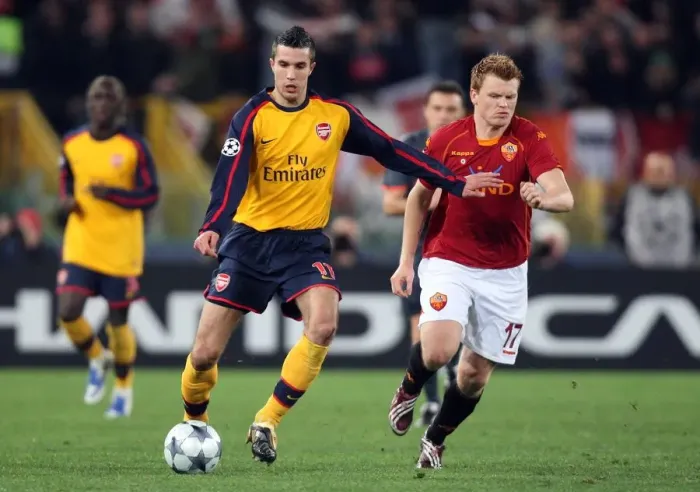 Framed Print : Van Persie and Riise in a Thrilling UEFA Champions League Showdown: Arsenal vs. AS Roma