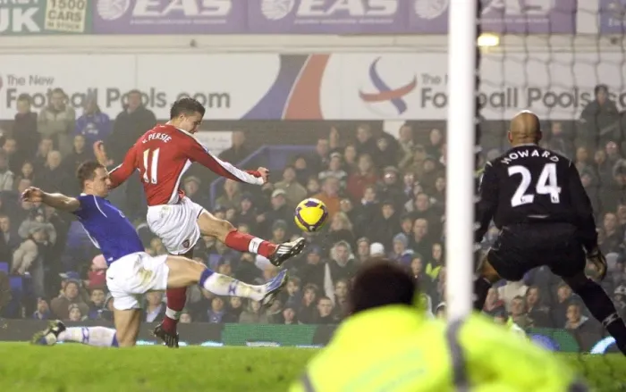 Framed Print : Van Persie Stuns Everton: The Thrilling Moment of Equalizer at Goodison Park