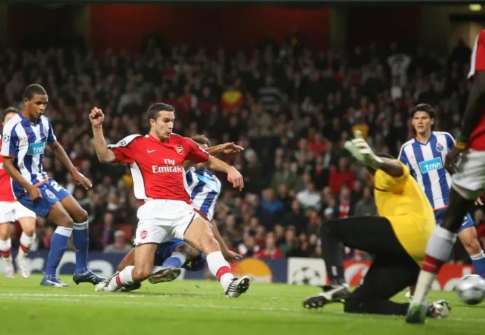 Framed Print : Van Persie Stuns Porto: Arsenal's First Goal in Champions League Victory