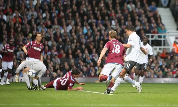Framed Print : Van Persie Stuns West Ham: The Unforgettable Goal Framed Print : Van Persie Stuns West Ham: The Unforgettable Goal