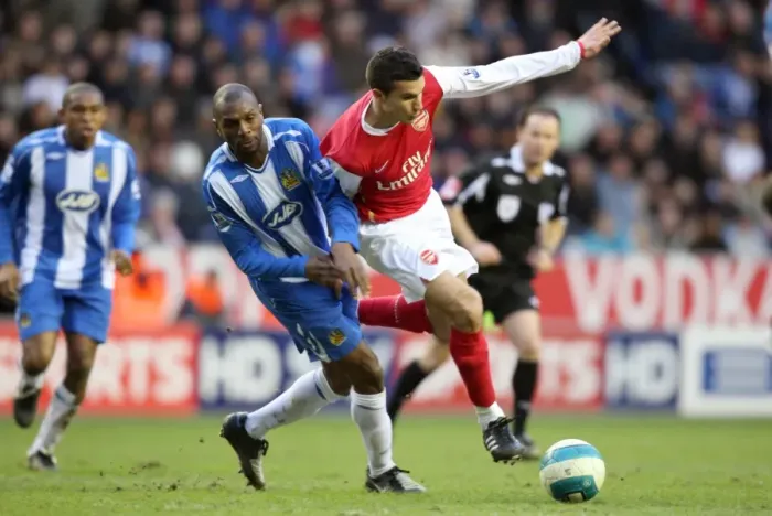 Framed Print : Van Persie vs. Boyce: A Battle of Defenses - Arsenal vs. Wigan, 08-09 Premier League: 0-0 Stalemate at JJB Stadium