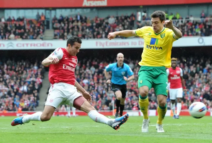 Framed Print : Van Persie vs. Martin: Thrilling 3-3 Stalemate Between Arsenal and Norwich in the Premier League