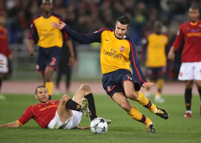Framed Print : Van Persie vs. Tonetto: AS Roma Edges Past Arsenal in Penalty Shootout, UEFA Champions League 2009