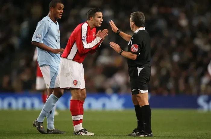 Framed Print : Van Persie's Agony: Manchester City's 3-0 Victory Over Arsenal (2008)