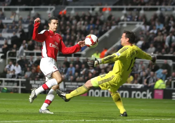 Framed Print : Van Persie's Brilliant Hat-Trick: Arsenal Crush Newcastle 3-1