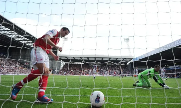 Framed Print : Van Persie's Double: Arsenal Cruise Past West Bromwich Albion in Premier League Showdown (2011-12)