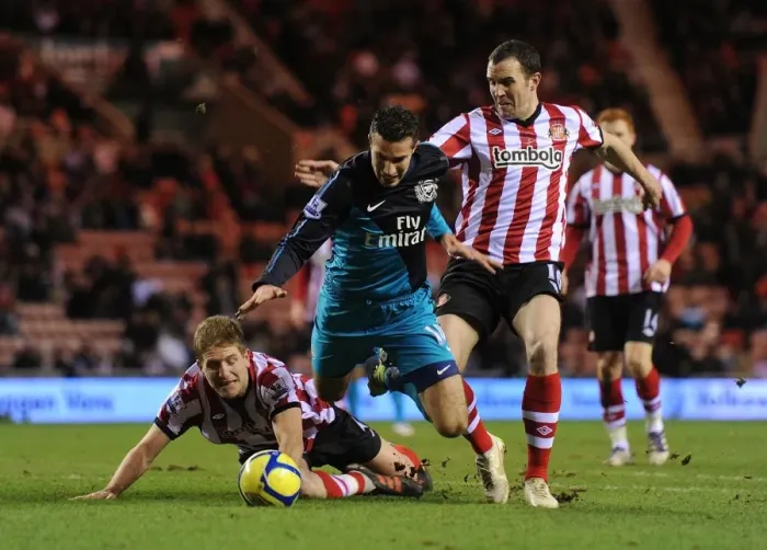 Framed Print : Van Persie's FA Cup Battle: Sunderland vs Arsenal - Turner and O'Shea Challenge the Dutch Star