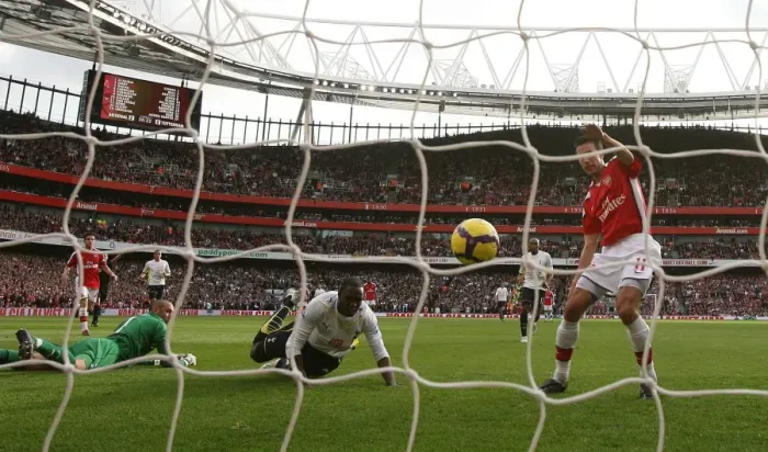 Framed Print : Van Persie's Strike: Arsenal's 3rd Goal vs. Tottenham, 31 / 10 / 2009 Framed Print : Van Persie's Strike: Arsenal's 3rd Goal vs. Tottenham, 31 / 10 / 2009