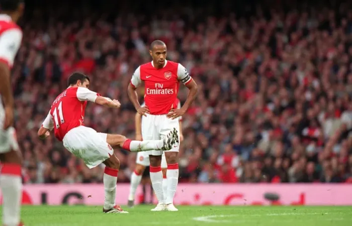 Framed Print : Van Persie's Stunning Free Kick: Arsenal 1-1 Everton, FA Premier League, Emirates Stadium, 2006 Framed Print : Van Persie's Stunning Free Kick: Arsenal 1-1 Everton, FA Premier League, Emirates Stadium, 2006