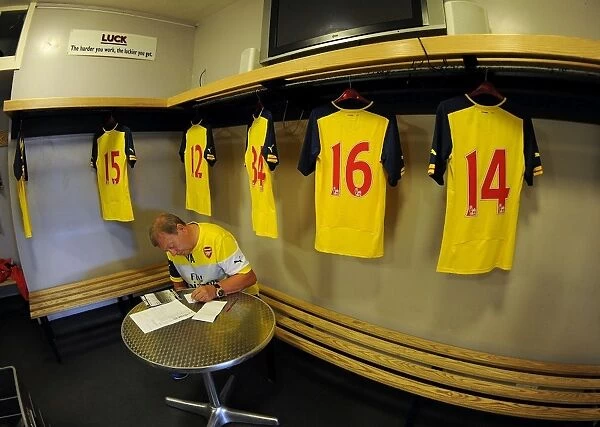 Vic Akers in Arsenal Changing Room: Borehamwood Pre-Season Friendly