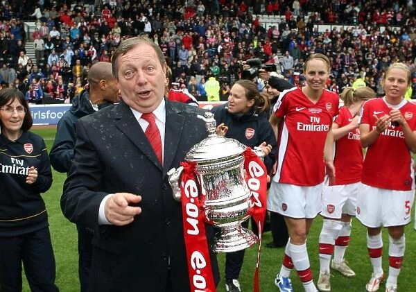 Vic Akers Celebrates FA Cup Victory with Arsenal Ladies: 2-1 Win over Sunderland WFC