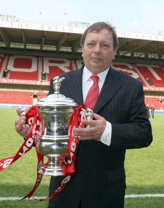 Framed Print : Vic Akers with the FA Cup: Arsenal Ladies Triumph over Leeds United (5-8-08)