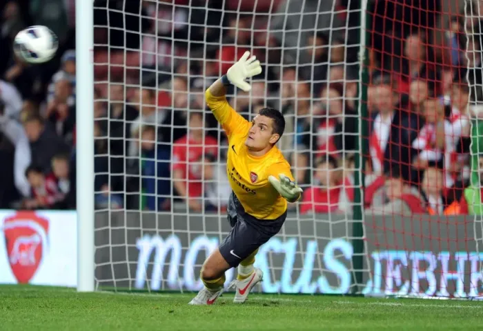 Framed Print : Vito Mannone (Arsenal) during the shoot out. Southampton 1: 1 Arsenal. The Markus Liebherr Memorial Cup. St. Marys Stadium, Southampton, 14 / 7 / 12. Credit : Arsenal Football Club / David Framed Print : Vito Mannone (Arsenal) during the shoot out. Southampton 1: 1 Arsenal. The Markus Liebherr Memorial Cup. St. Marys Stadium, Southampton, 14 / 7 / 12. Credit : Arsenal Football Club / David