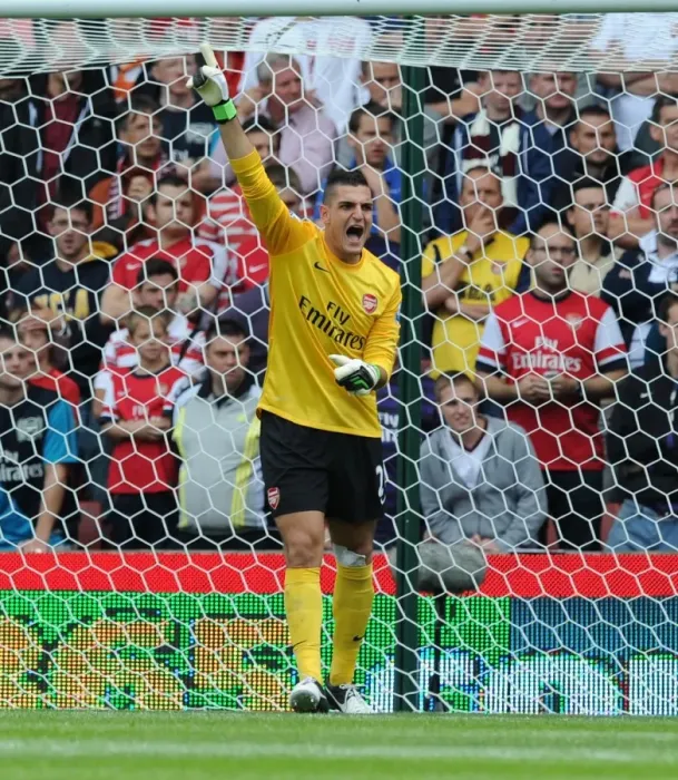 Framed Print : Vito Mannone: Arsenal's Determined Goalkeeper in Action against Stoke City (2012-13)