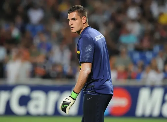 Framed Print : Vito Mannone: Arsenal's Montpellier Shield Framed Print : Vito Mannone: Arsenal's Montpellier Shield
