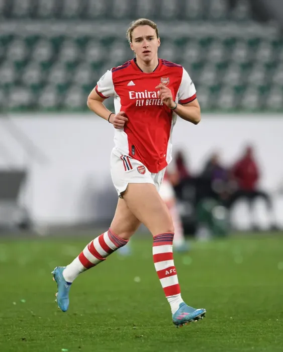 Framed Print : Vivianne Miedema in Action: Arsenal vs VfL Wolfsburg in UEFA Women's Champions League Quarterfinals