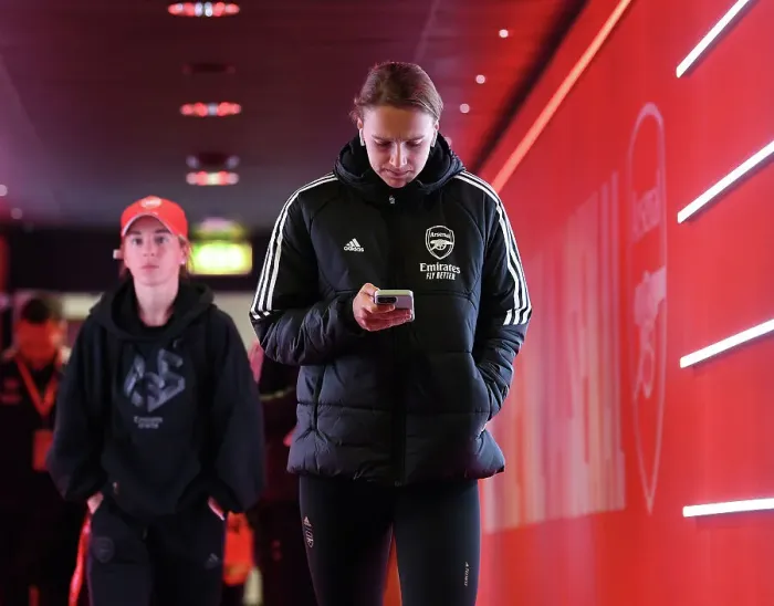 Framed Print : Vivianne Miedema: Arsenal Star Ready for FA WSL Clash Against Manchester United