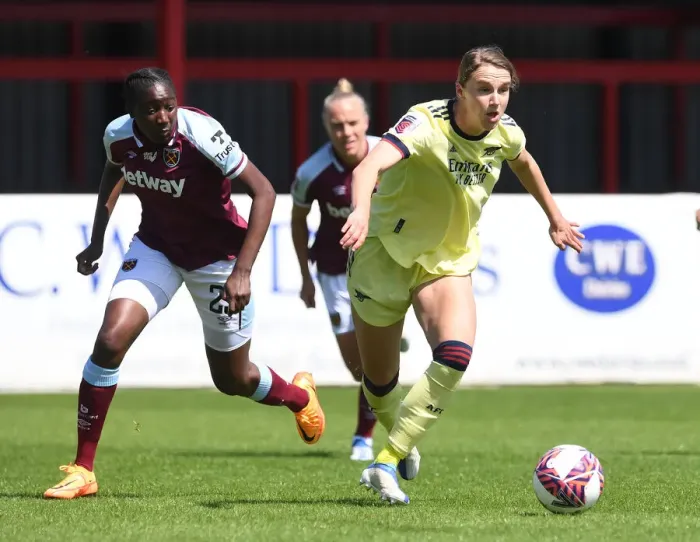 Framed Print : Vivianne Miedema Faces Off Against Hawa Cissoko in Arsenal Women's FA WSL Clash