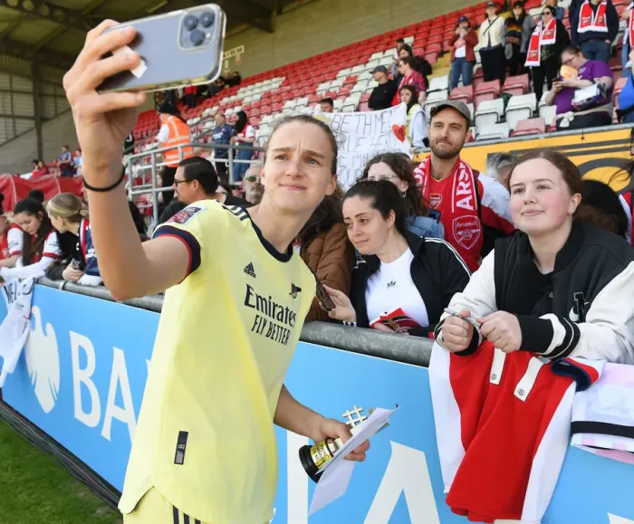 Framed Print : Vivianne Miedema and Fan Selfie: Arsenal Women's Victory at West Ham United Women (FA WSL 2021-22)
