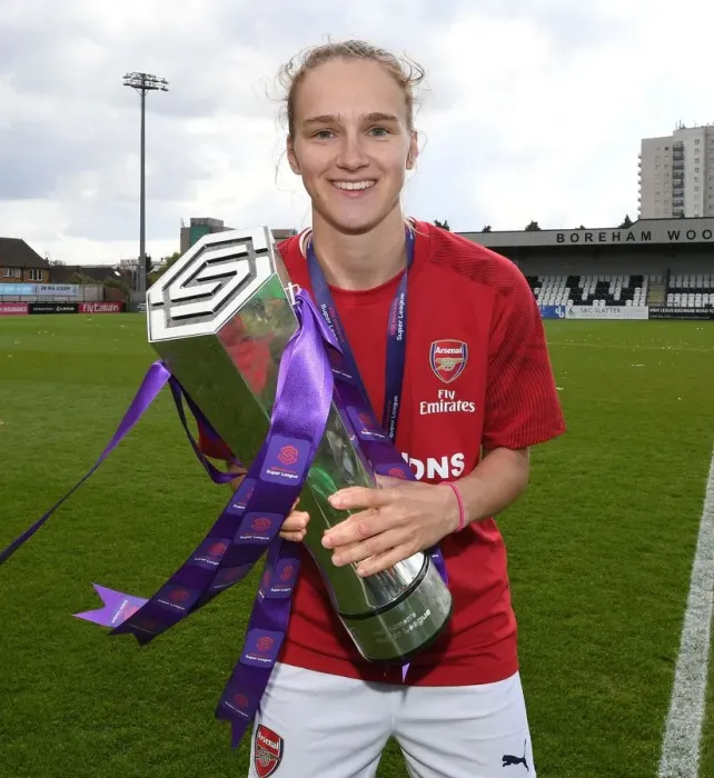 Framed Print : Vivianne Miedema Lifts WSL Trophy: Arsenal Women Celebrate Championship Win Against Manchester City