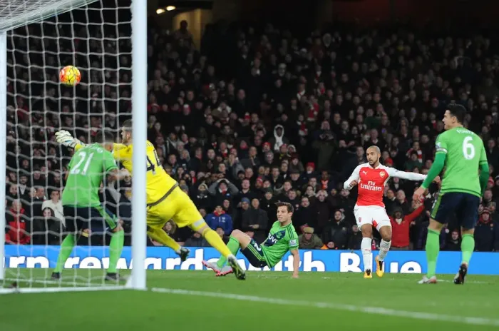 Framed Print : Walcott's Dramatic Shot Saved by Forster: Arsenal vs Southampton, 2015-16 Premier League Framed Print : Walcott's Dramatic Shot Saved by Forster: Arsenal vs Southampton, 2015-16 Premier League