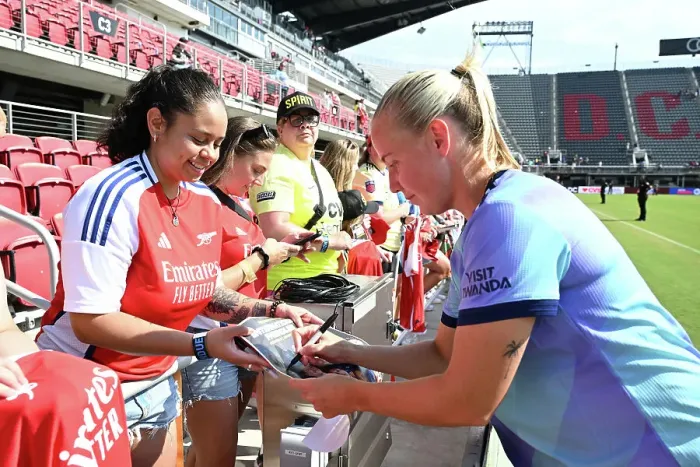 Framed Print : Washington Spirit v Arsenal Women: Pre Season Friendly