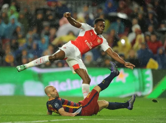 Framed Print : Welbeck vs Mascherano: A Tense Moment in Arsenal's Battle at Camp Nou against Barcelona