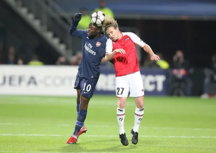 Framed Print : William Gallas (Arsenal) Brett Holman (AZ Alkmaar)