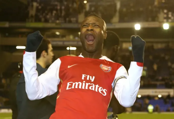 Framed Print : William Gallas (Arsenal) celebrates in front of the fans at the end of the match