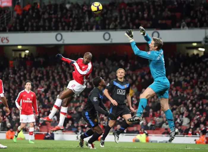 Framed Print : William Gallas (Arsenal) Edwin van der Sar (Man Utd). Arsenal 1: 3 Manchester United Framed Print : William Gallas (Arsenal) Edwin van der Sar (Man Utd). Arsenal 1: 3 Manchester United