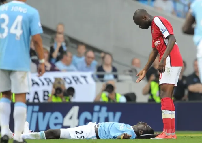 Framed Print : William Gallas (Arsenal) Emmanuel Adebayor (Man City)