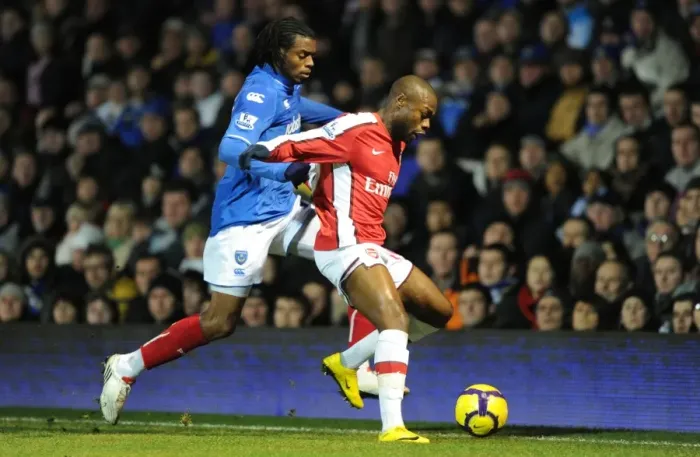 Framed Print : William Gallas (Arsenal) Frederic Piquionne (Portsmouth). Portsmouth 1: 4 Arsenal