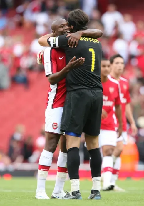 Framed Print : William Gallas (Arsenal) Gianluigi Buffon (Juventus)