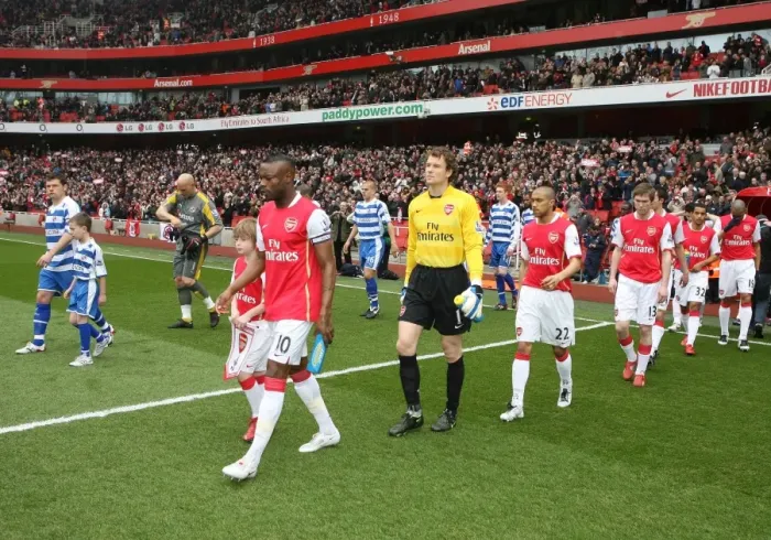 Framed Print : William Gallas (Arsenal) and Graeme Murty (Reading) lead out the teams before the match